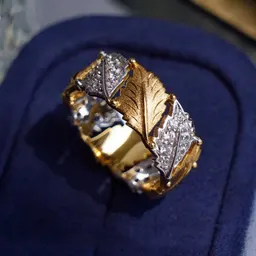 Anel bicolor de ouro lapidado à mão, folha de bordo, com diamante