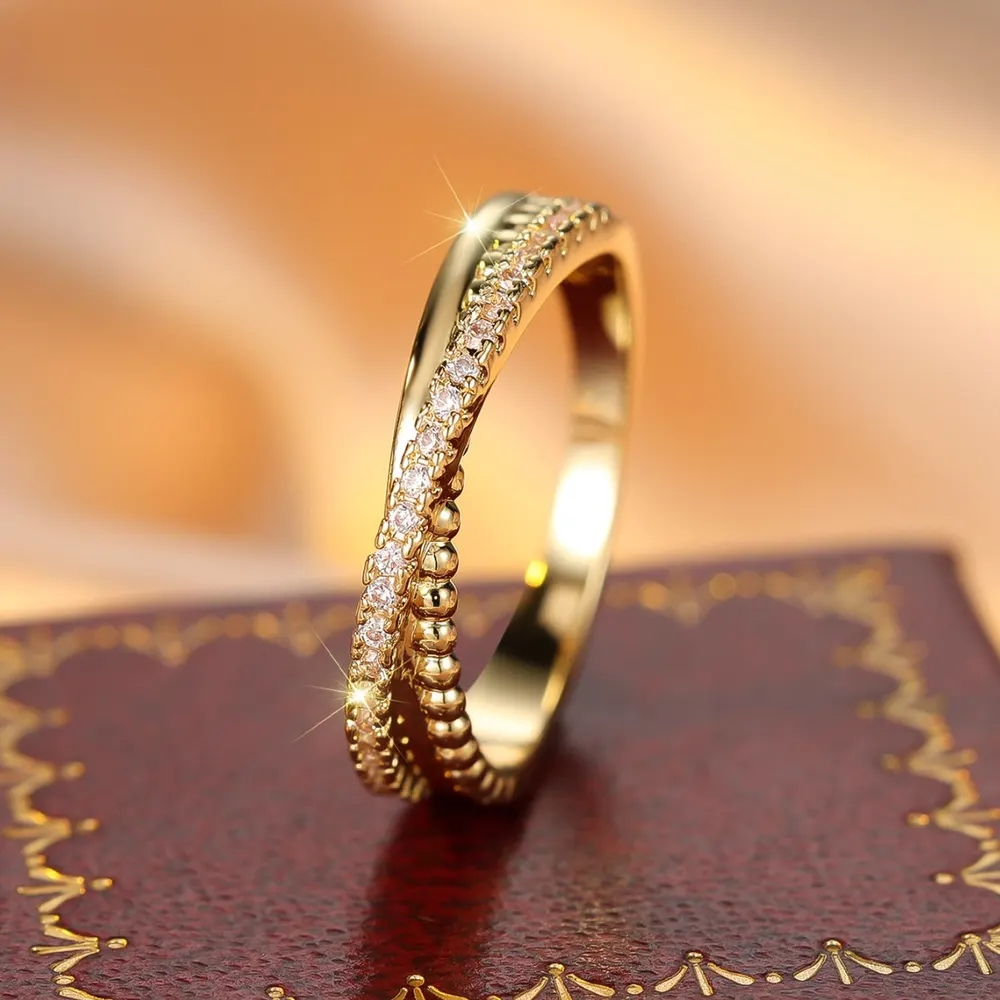Anillo de lujo de moda de alta gama con diseño de cruz de diamantes blancos dorados para mujer