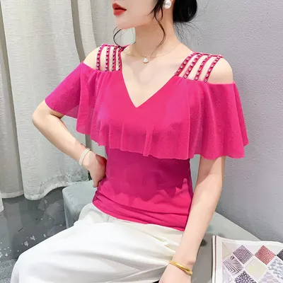 Top t-shirt feminino da moda e elegante de tamanho plus, estilo europeu de verão novo, gola V de malha de manga curta, ombro único com botão de strass