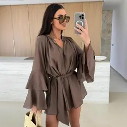 تنورة نسائية غير منتظمة العنق V، بأكمام من الكشكشة