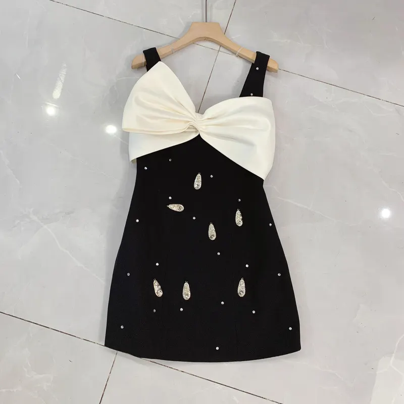 Vestido sem mangas com enfeites de diamante em forma de gota