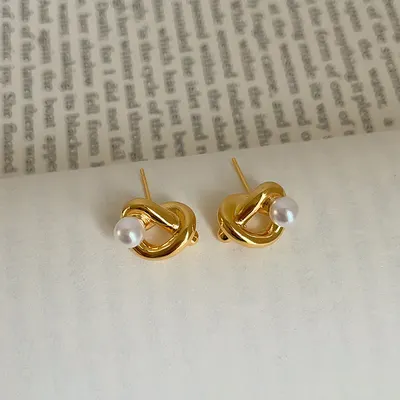 Pendientes de metal con perlas y corazón anudado