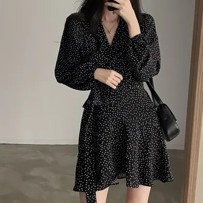 Vestido curto monocromático com decote em V e bolinhas, estilo de Hong Kong para mulheres, novo no início do outono de 2024, vestido elegante e modelador de estilo coreano chique