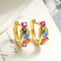 أقراط دائرية كلاسيكية من الذهب عيار 18K مع زركون للنساء بتصميم فاخر خفيف