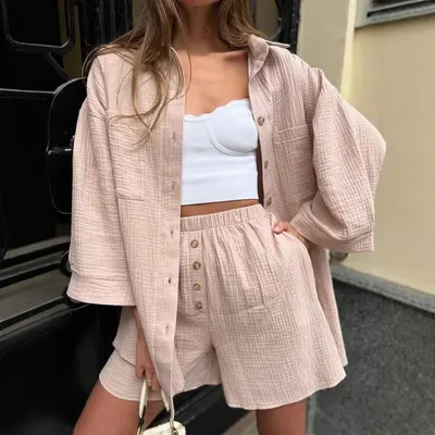 Conjunto de Dos Piezas con Top de Botones Estilo Cárdigan y Pantalones Cortos
