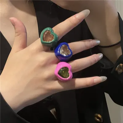 Anel de grandes pedras preciosas esmaltadas pintado com cores exageradas de estilo europeu e americano