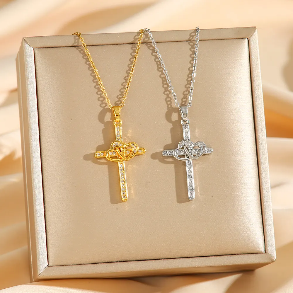Collar con colgante de cruz rodeado de corazón de amor y doble aro con circonita