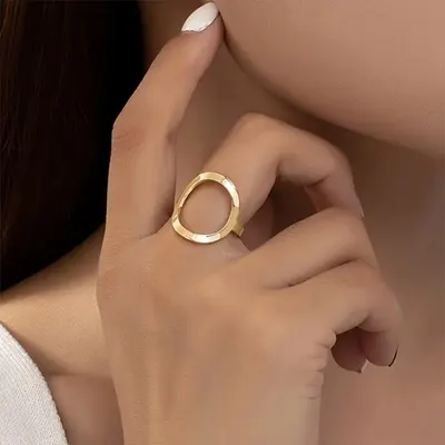 Anillo Hueco Redondo de Moda Dorada para Dedo Índice