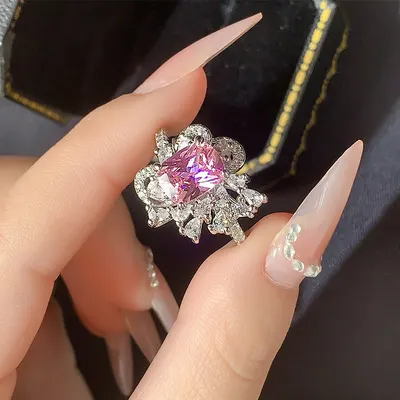 Specialdesignad Hel Diamant Ring Kvinna Hög Känsla Inlagd Med Zirkonia