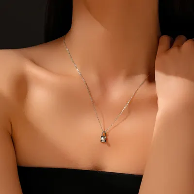 Collar con Colgante de Candado y Perla de Plata de Ley S925