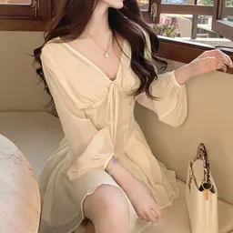 فساتين نسائية بأسلوب فرنسي بفتحة على شكل حرف V