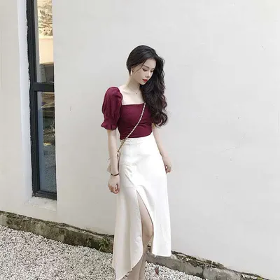 Conjunto Feminino Estilo Corte Real: Blusa de Gola Quadrada e Saia de Cintura Alta com Fenda Lateral