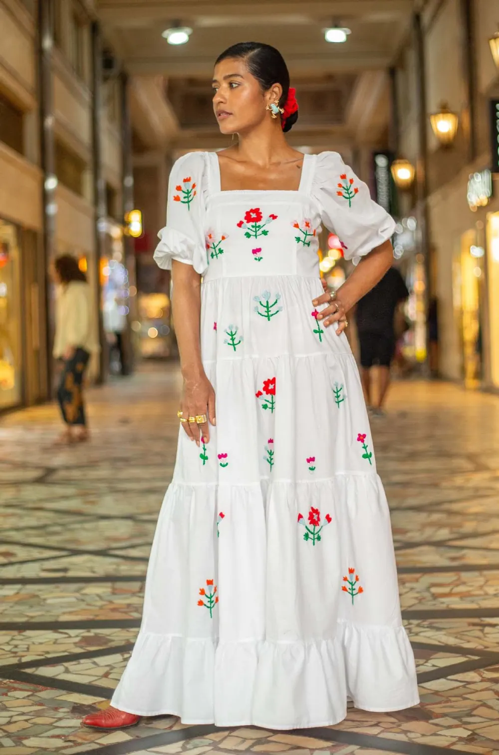 Vestido maxi playero de resort con mangas abullonadas, escote cuadrado y bordados