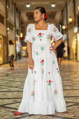 Vestido maxi playero de resort con mangas abullonadas, escote cuadrado y bordados