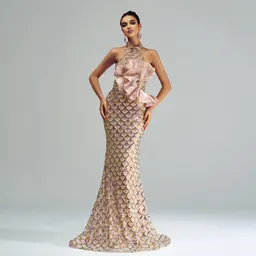 Vestido de noite de gala, estilo sereia, com decote halter e lantejoulas
