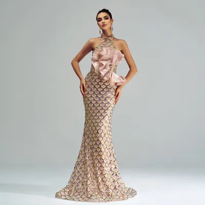 فستان سهرة بحمالة وخرز بتصميم حورية البحر