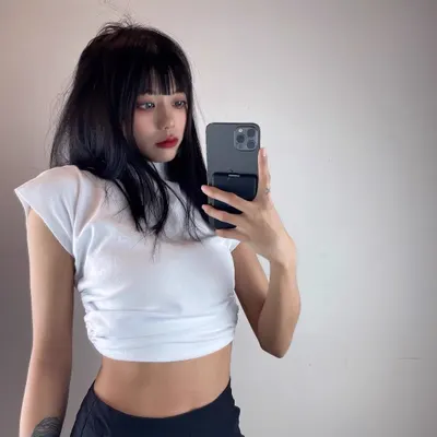 T-shirt de mulher de estilo europeu e americano, com costas abertas amplas, atacador, ajuste fino, cintura exposta, cor branca sutil, tendência pure desire sexy para o verão