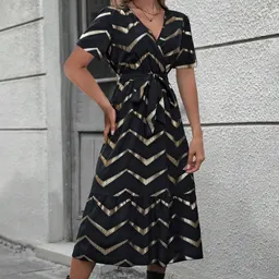 فساتين أنيقة بأكمام قصيرة، مزينة بحزام وطباعة مخططة