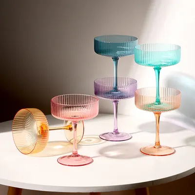 Gränsöverskridande Räfflad Cocktailglas Kristallglas Färgad Retro Goblet Konstnärlig Dekoration Hemlig Martini Glas