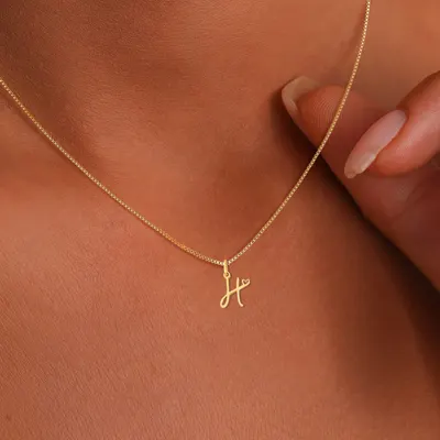 Colar com pingentes de aço titânio e 26 letras de amor