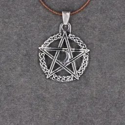 Deseo AliExpress Joyería más vendida Moda Personalidad Versátil Colgante Estrella de Cinco Puntas Luna Hueca Collar Estrella de Cinco Puntas