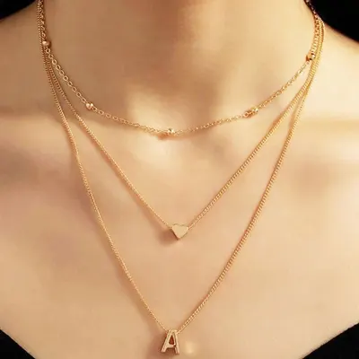 Colar Feminino Europeu e Americano com Pingente de Coração e 26 Letras do Alfabeto Inglês, Combinação de Três Camadas, Ouro, Joias Populares com Temperamento
