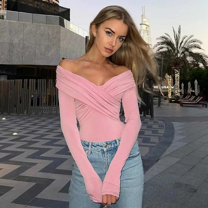 Top de manga comprida, decote em V, ombros à mostra, com costuras, corte slim, de moda