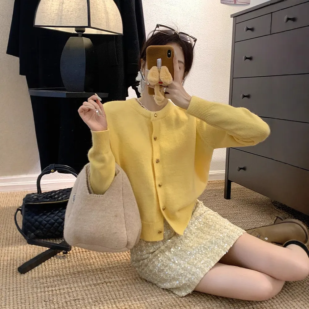 Cardigão de tricô de manga comprida cor amarelo leite, novo inverno 2024, mulher, casaco de suéter versátil, casual, solto e modelador