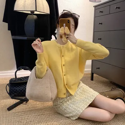 Cardigão de tricô de manga comprida cor amarelo leite, novo inverno 2024, mulher, casaco de suéter versátil, casual, solto e modelador
