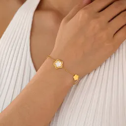 Pulseira elegante para mulheres, europeia e americana, da fábrica de jóias OPK, aço inoxidável, design de flor de cinco pétalas oca, madrepérola, joalharia para mão, por grosso