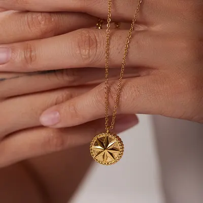 Colar de aço inoxidável da tendência INS, mesmo modelo de influenciador, banhado a ouro 18K, pingente de estrela de oito pontas, acessório para mulheres