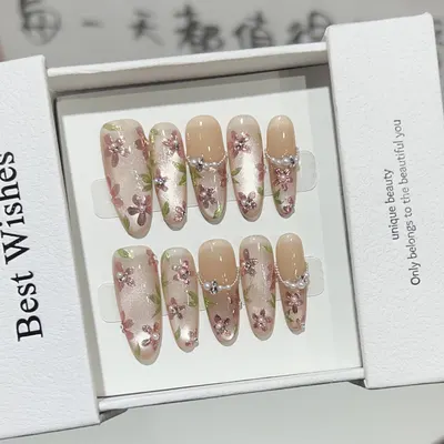 Unhas Manuais Nude com Efeito Olho de Gato Transparente