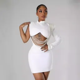 Vestido Bodycon Apertado de Ombro Único, Cor Sólida, com Pingente de Pérola Grande e Sensual