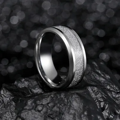 Anillo de Titanio y Acero Mate con Lámina de Seda de Hielo para Hombre