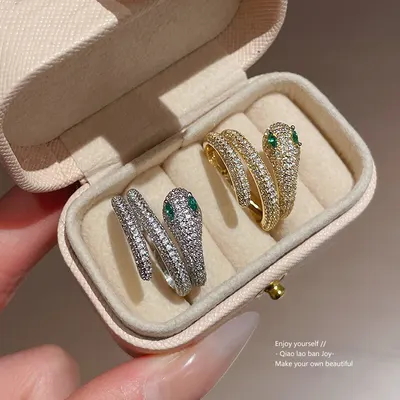 Pulseira de anel aberto com design de cobra simulada, zirconia e banho de ouro maciço