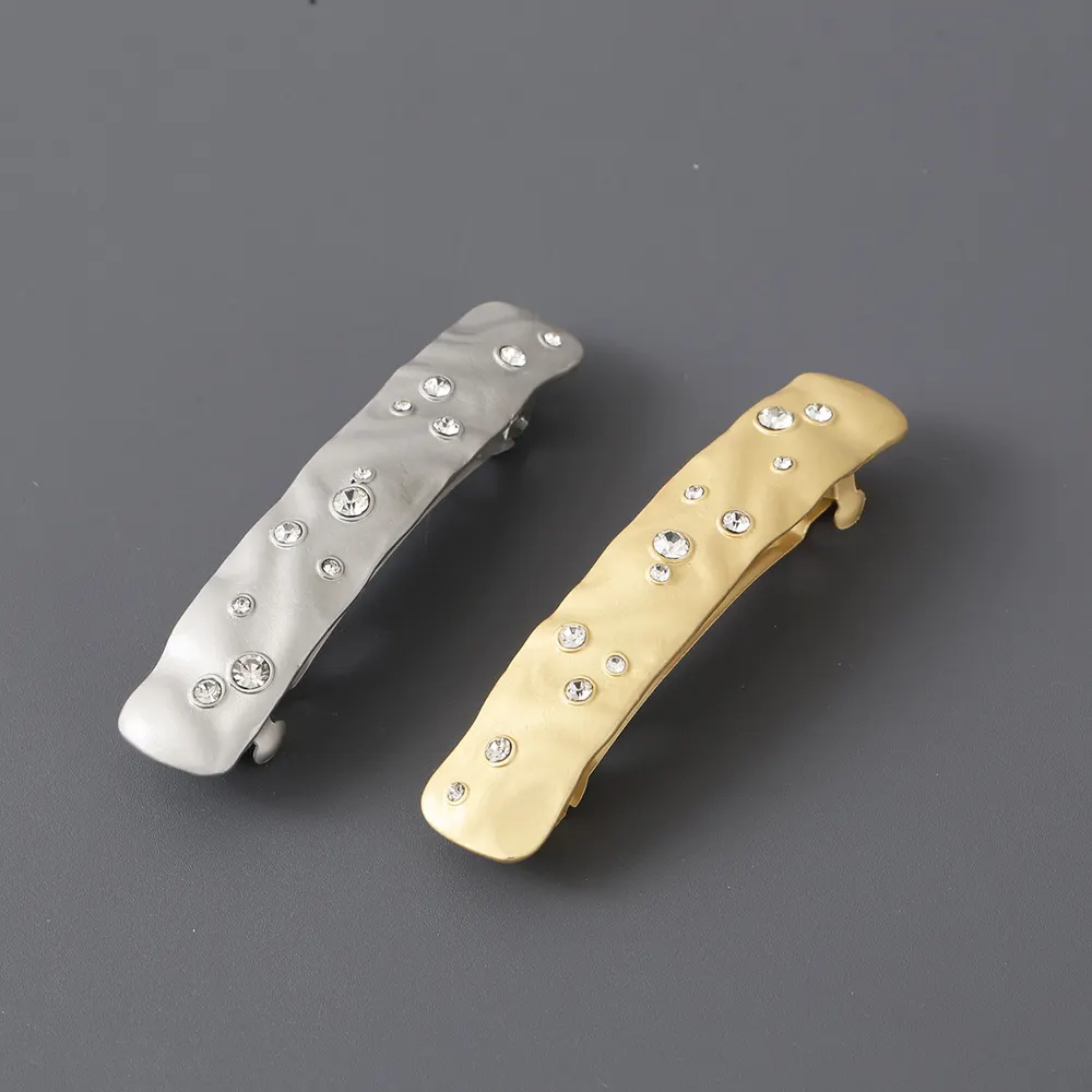 Jóias irregulares personalizadas com strass incrustado