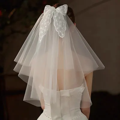 Pente de cabelo com laço grande de fita e véu branco para noiva de casamento