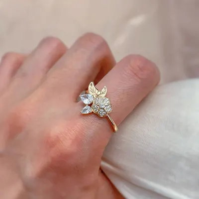 Anel simples banhado a ouro 14K com design floral em zircão