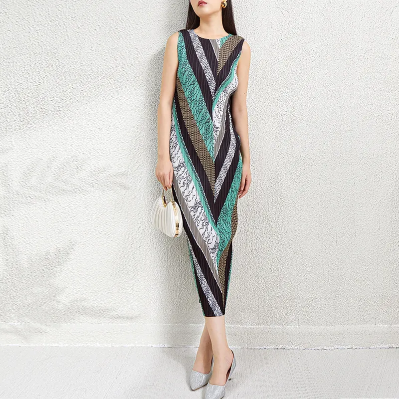 Vestido largo ajustado sin mangas con cuello redondo y estampado geométrico