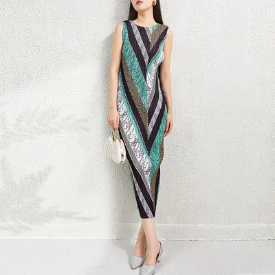 Vestido largo ajustado sin mangas con cuello redondo y estampado geométrico