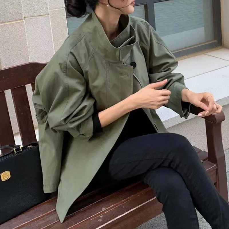 سترة رياح قصيرة بقبعة مستقلة بأسلوب بريطاني عصري كوري متوفرة حالياً، فضفاضة بأكمام طويلة للنساء