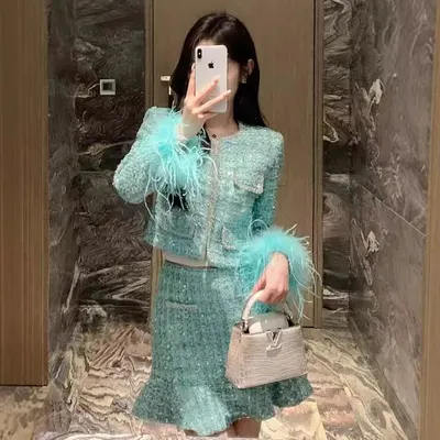 Conjunto de saia curta com jaqueta de lantejoulas e babados, estilo francês chique