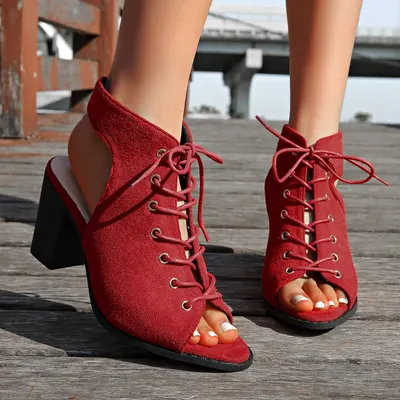 Tåöppnad korsrem tjock klack kvinnors martin sandalboots