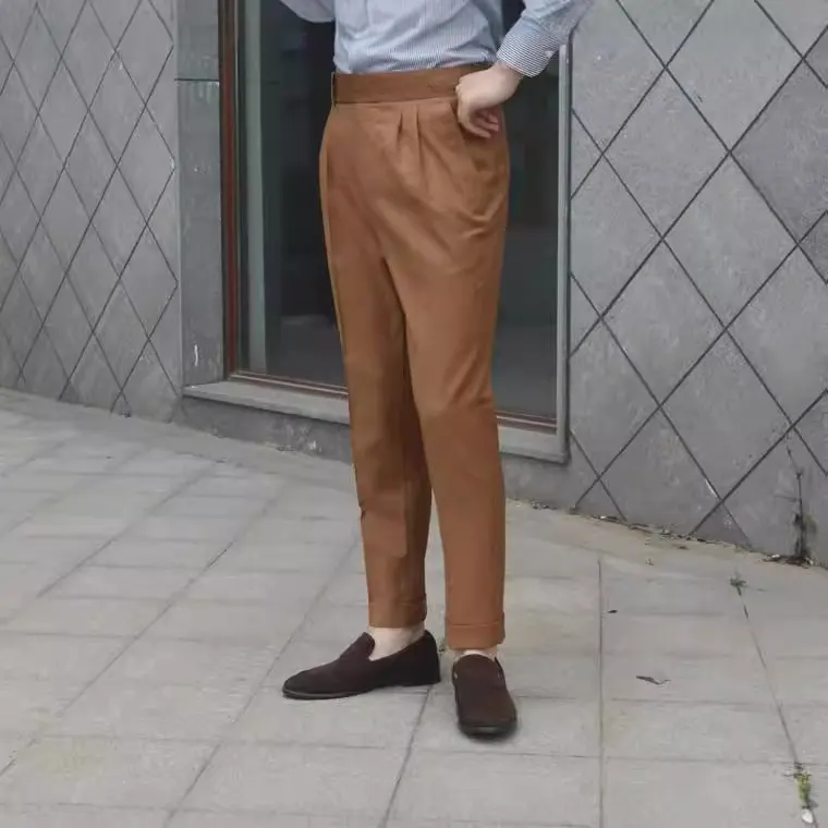 Calças de fato slim com fivela de Paris e bainha