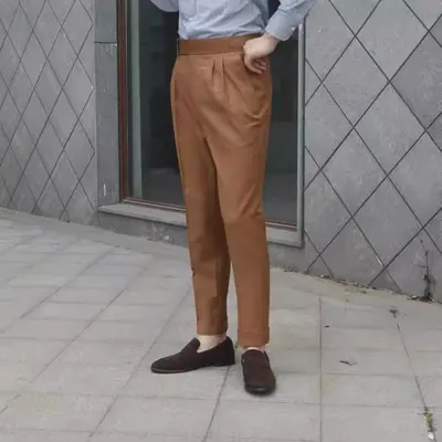 Calças de fato slim com fivela de Paris e bainha