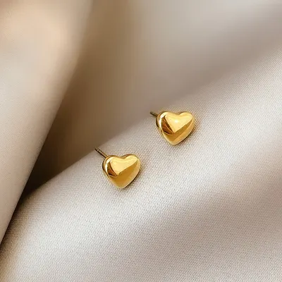 Brincos de argola de coração em aço titânio banhado a ouro 18K para mulheres, design niche de alta qualidade, elegantes, cuidados com o lóbulo da orelha, formato de coração 3D