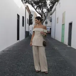 Traje de pantalón ancho con top sin hombros y abertura lateral
