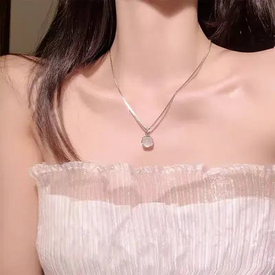 Lätt lyx och enkelhet månstens halsband för kvinnor