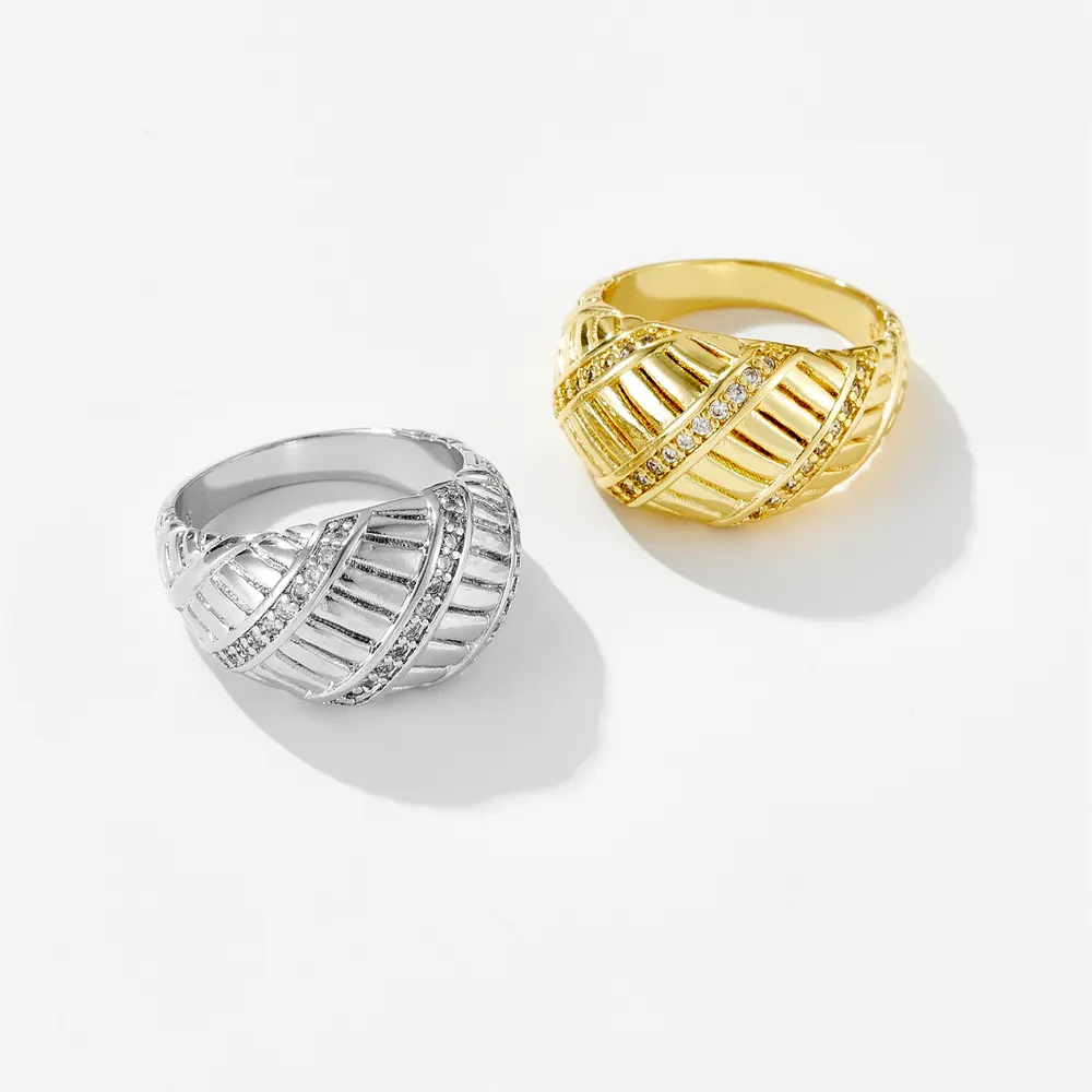 Anel de zircónia estilo croissant simples e de moda