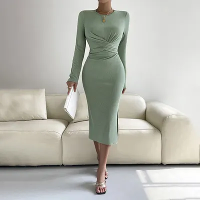 Vestido de manga comprida, ajustado, com gola redonda